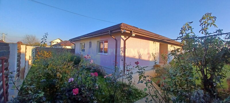 Sabareni, casa parter 162 mp, curte 575 mp. Acasa